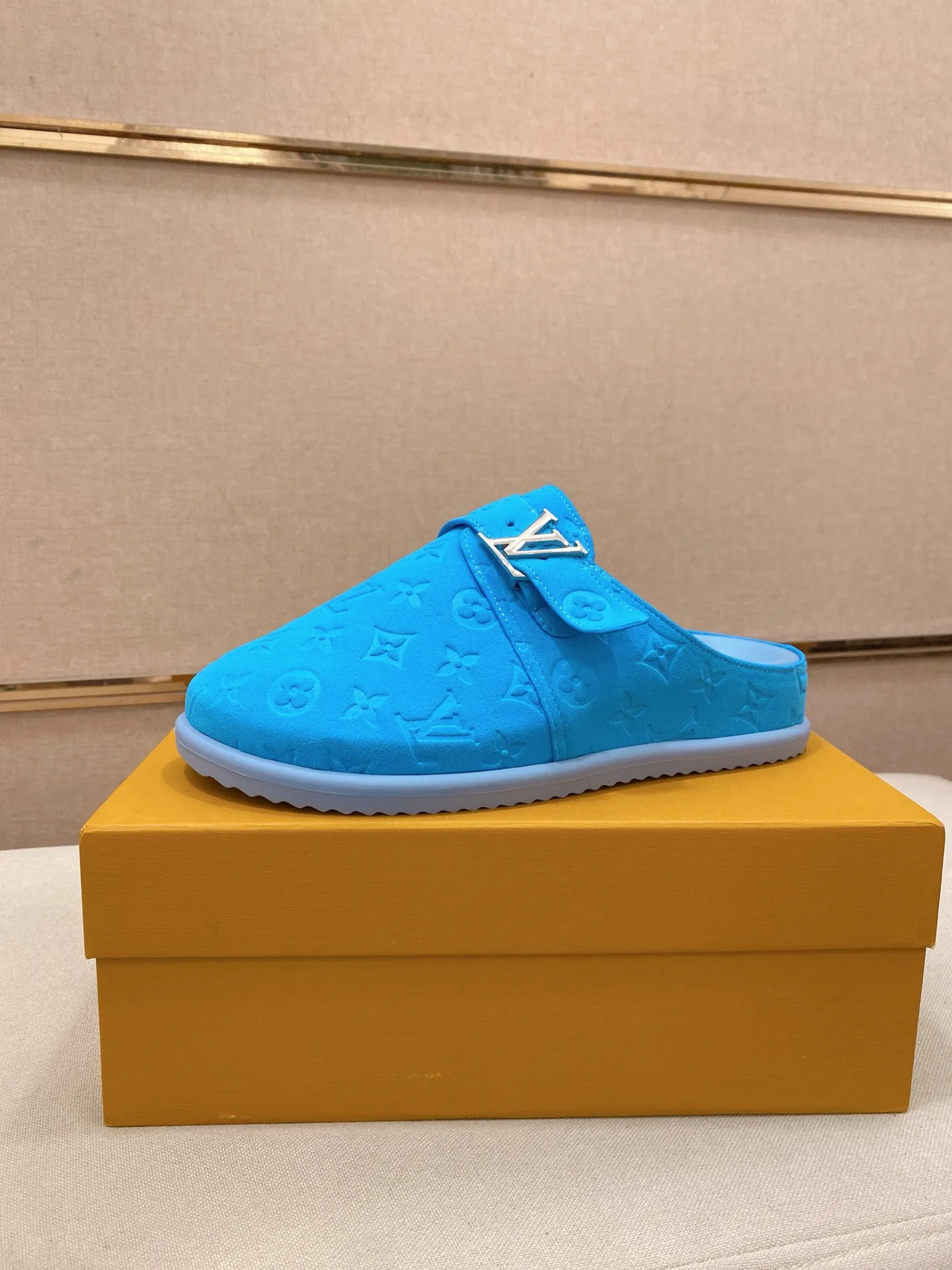 Men's shoes 💰: 360💰LV made 🔍Top purchasing agents, men's spring and summer slippers are available at the same counter. The uppers are made of Italian imported denim with logo graphics and high-quality craftsmanship. The soles are original soles specially provided by the original factory. The exclusive movable molded soles are super comfortable. Original factory follow-up products. 🔍🔍High quality. You can enter and exit the counter at will. Welcome to compare. The code number is 38-44.